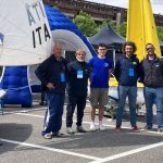 Foto di gruppo dei rappresentanti della XV Zona in mezzo a delle imbarcazioni durante l'evento